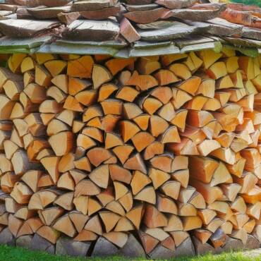 Die Holzmiete – Brennholz dekorativ lagern